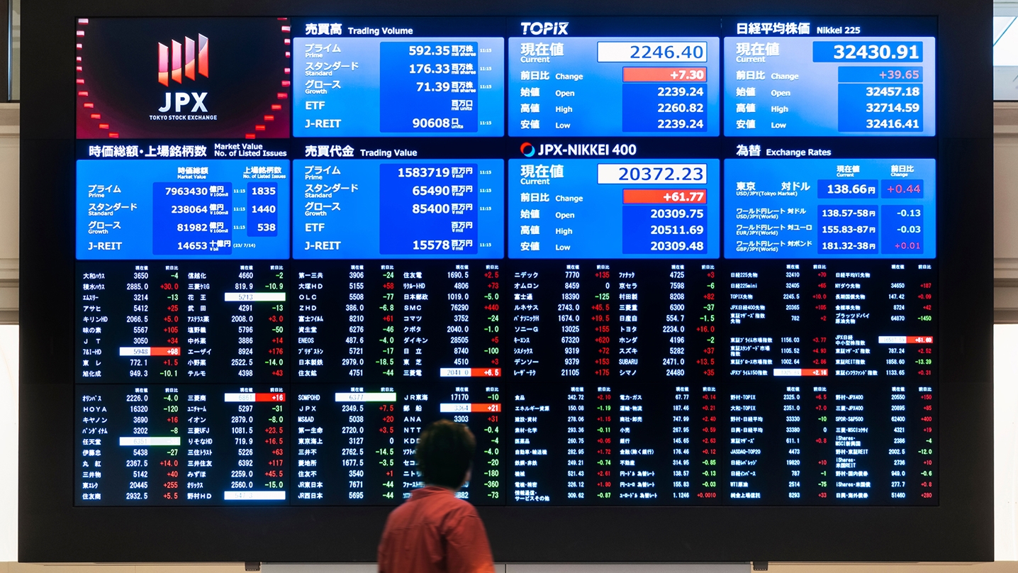 Ein Beobachter studiert im Juli 2023 das Kurstableau der Börse in Tokio. Sieben Monate später, im Februar 2024, notiert der japanische Leitindex Nikkei auf einem neuen Rekordstand. (Bild: VTT Studio - stock.adobe.com)