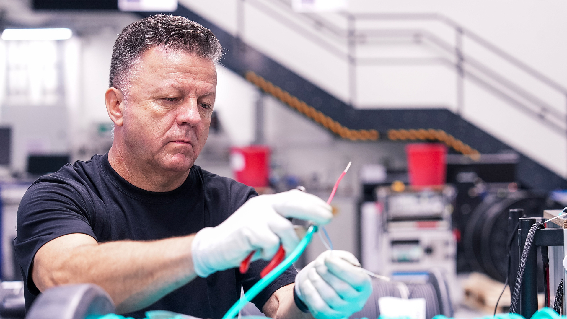 Hubersuhner 1920X1080