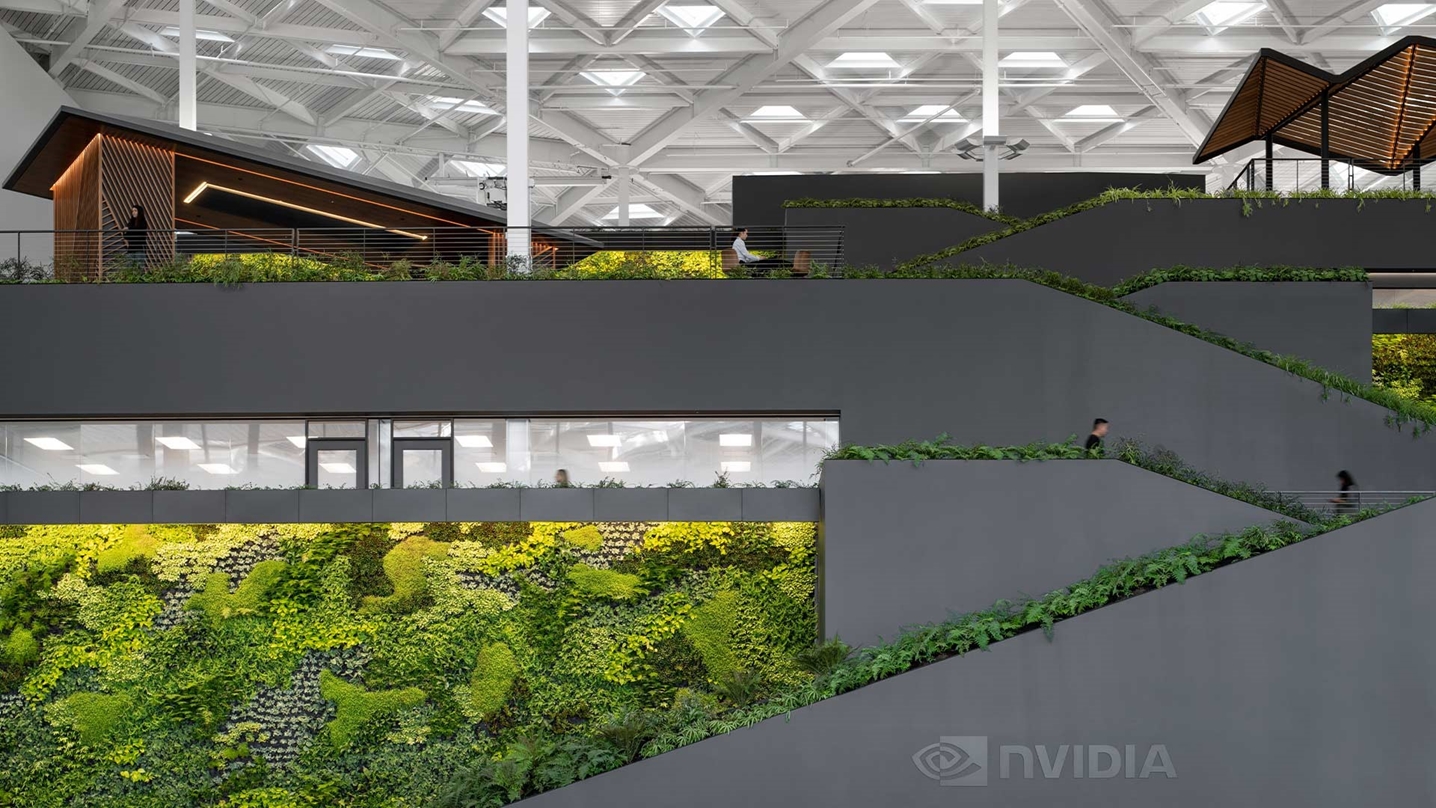 Blick in den 750'000 m2 grossen «Voyager»-Bau – inklusive Green Wall – von Nvidia in Santa Clara, Kalifornien. (Bild: ZVG)