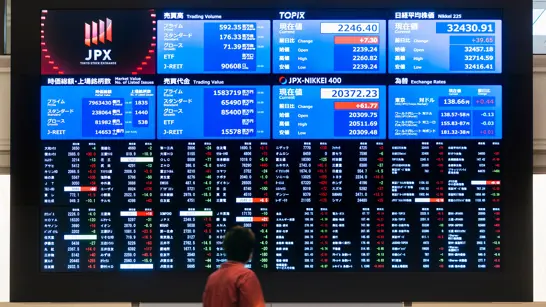 Ein Beobachter studiert im Juli 2023 das Kurstableau der Börse in Tokio. Sieben Monate später, im Februar 2024, notiert der japanische Leitindex Nikkei auf einem neuen Rekordstand. (Bild: VTT Studio - stock.adobe.com) Ein Beobachter studiert im Juli 2023 das Kurstableau der Börse in Tokio. Sieben Monate später, im Februar 2024, notiert der japanische Leitindex Nikkei auf einem neuen Rekordstand. (Bild: VTT Studio - stock.adobe.com)