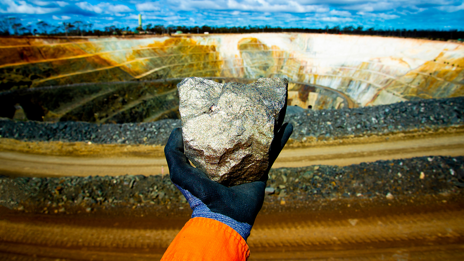 Preise für Nickelerz-Gestein (im Bild) und andere Rohstoffe sind derzeit im Fallen begriffen. (Bild: Adobe Stock)