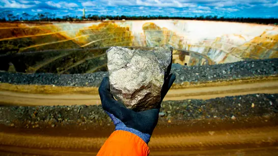 Preise für Nickelerz-Gestein (im Bild) und andere Rohstoffe sind derzeit im Fallen begriffen. (Bild: Adobe Stock) Preise für Nickelerz-Gestein (im Bild) und andere Rohstoffe sind derzeit im Fallen begriffen. (Bild: Adobe Stock)