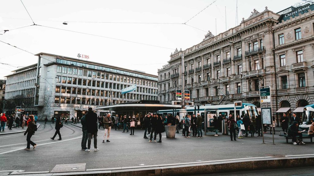 Paradeplatz in Zürich mit Gebäuden der UBS und der Credit Suisse (Bild: Claudio Schwarz @ Unsplash)