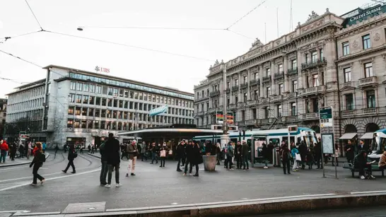 Paradeplatz in Zürich mit Gebäuden der UBS und der Credit Suisse (Bild: Claudio Schwarz @ Unsplash) Paradeplatz in Zürich mit Gebäuden der UBS und der Credit Suisse (Bild: Claudio Schwarz @ Unsplash)