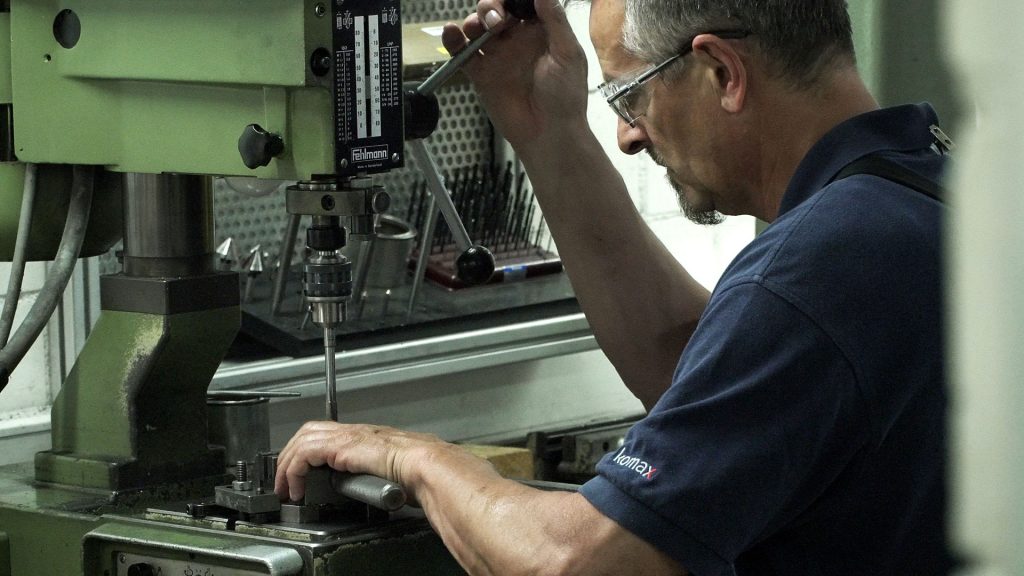 Komax Arbeiter Produktionshalle Dierikon 1024X576