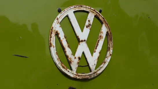 Bei deutschen Autobauern – im Bild das VW-Logo auf einem Bulli-Oldtimer – hinterlässt die vergangene Hochzinsphase auch 2024 noch Spuren. Dazu kommen neue Probleme in China. (Bild: Adobe Stock) Bei deutschen Autobauern – im Bild das VW-Logo auf einem Bulli-Oldtimer – hinterlässt die vergangene Hochzinsphase auch 2024 noch Spuren. Dazu kommen neue Probleme in China. (Bild: Adobe Stock)